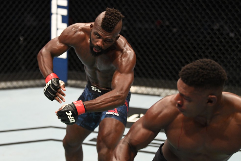 Impa Kasanganay ficou inconsciente com golpe rodado espetacular de Joaquin Buckley no UFC, em 2020 — Foto: Getty Images