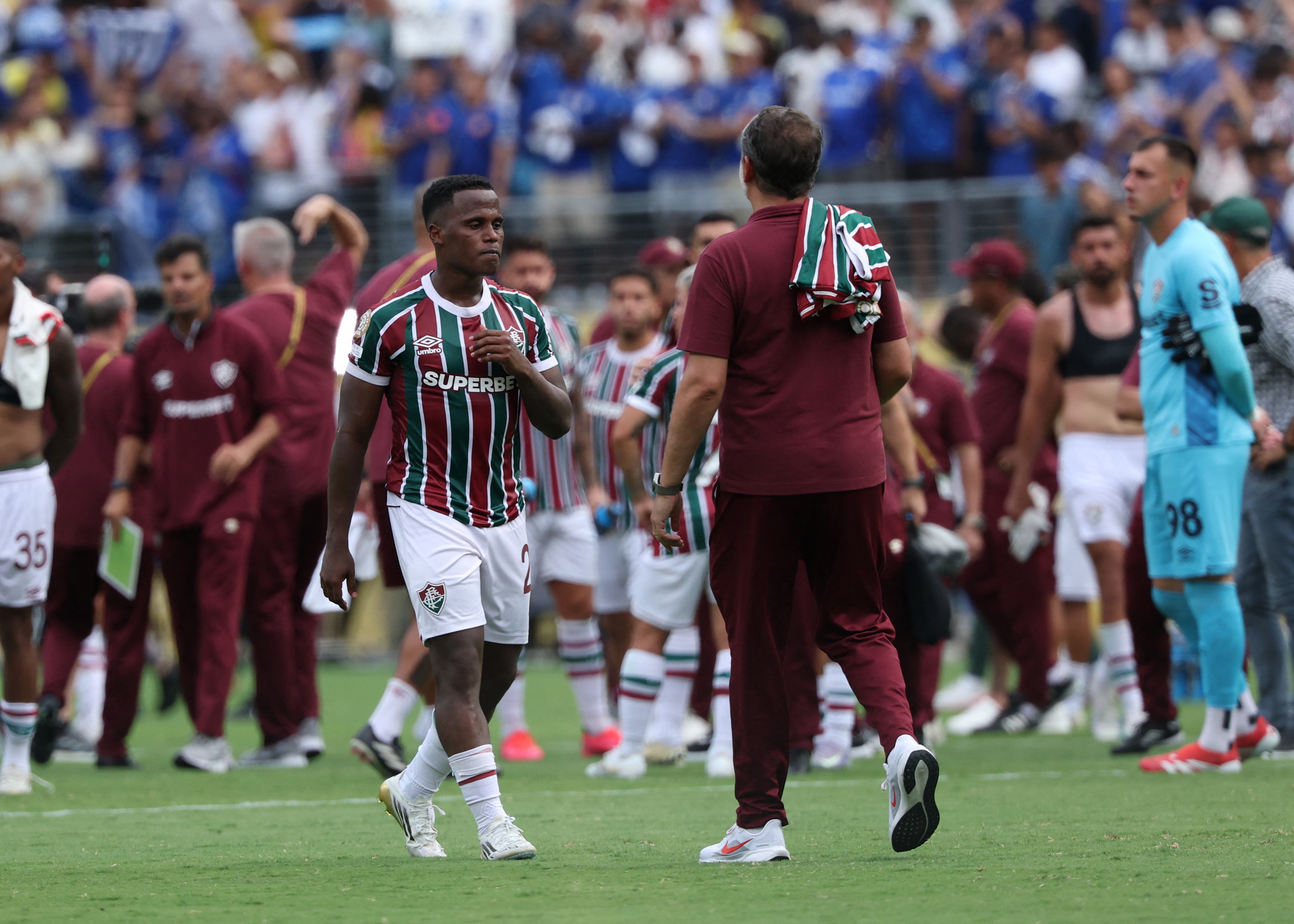 Wolverhampton acena com proposta por Arias, do Fluminense