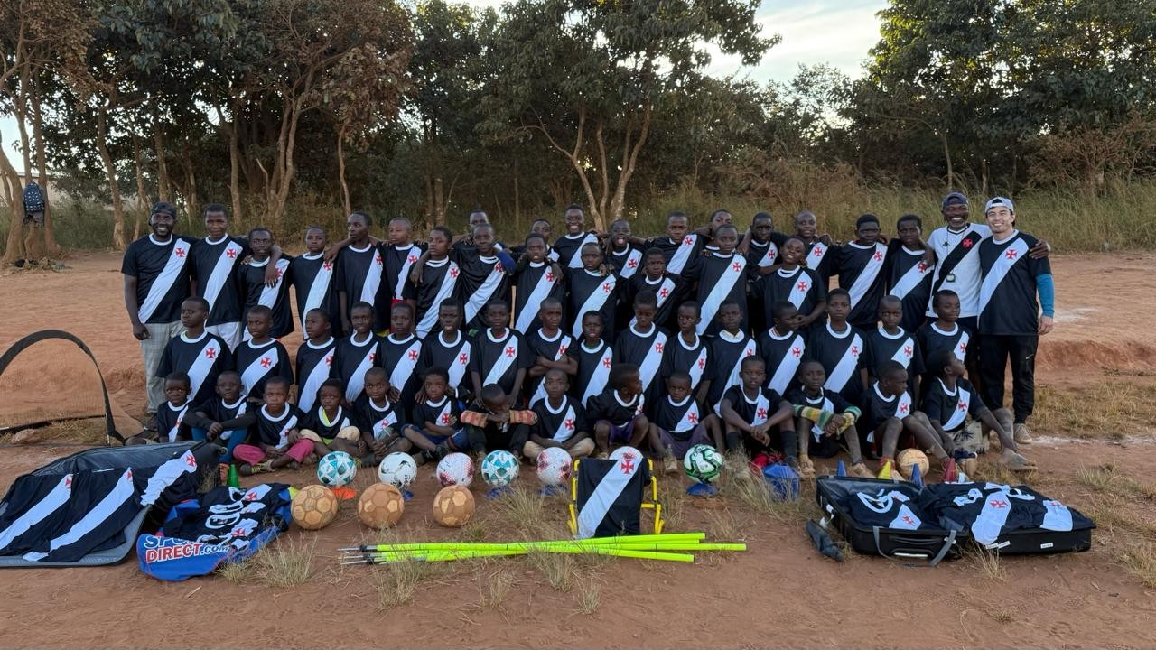 Doações de torcedores do Vasco viram camisas e equipamentos de treino em projeto no Malawi