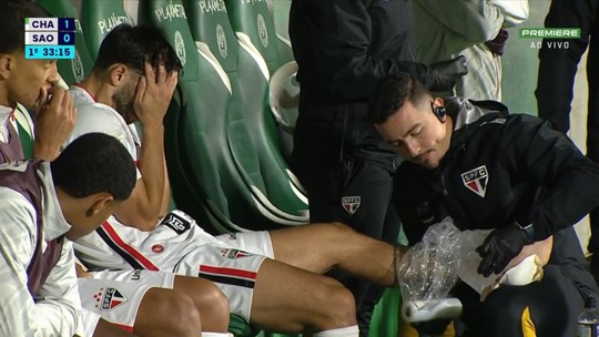 Calleri sente o tornozelo contra a Chape e preocupa o Tricolor