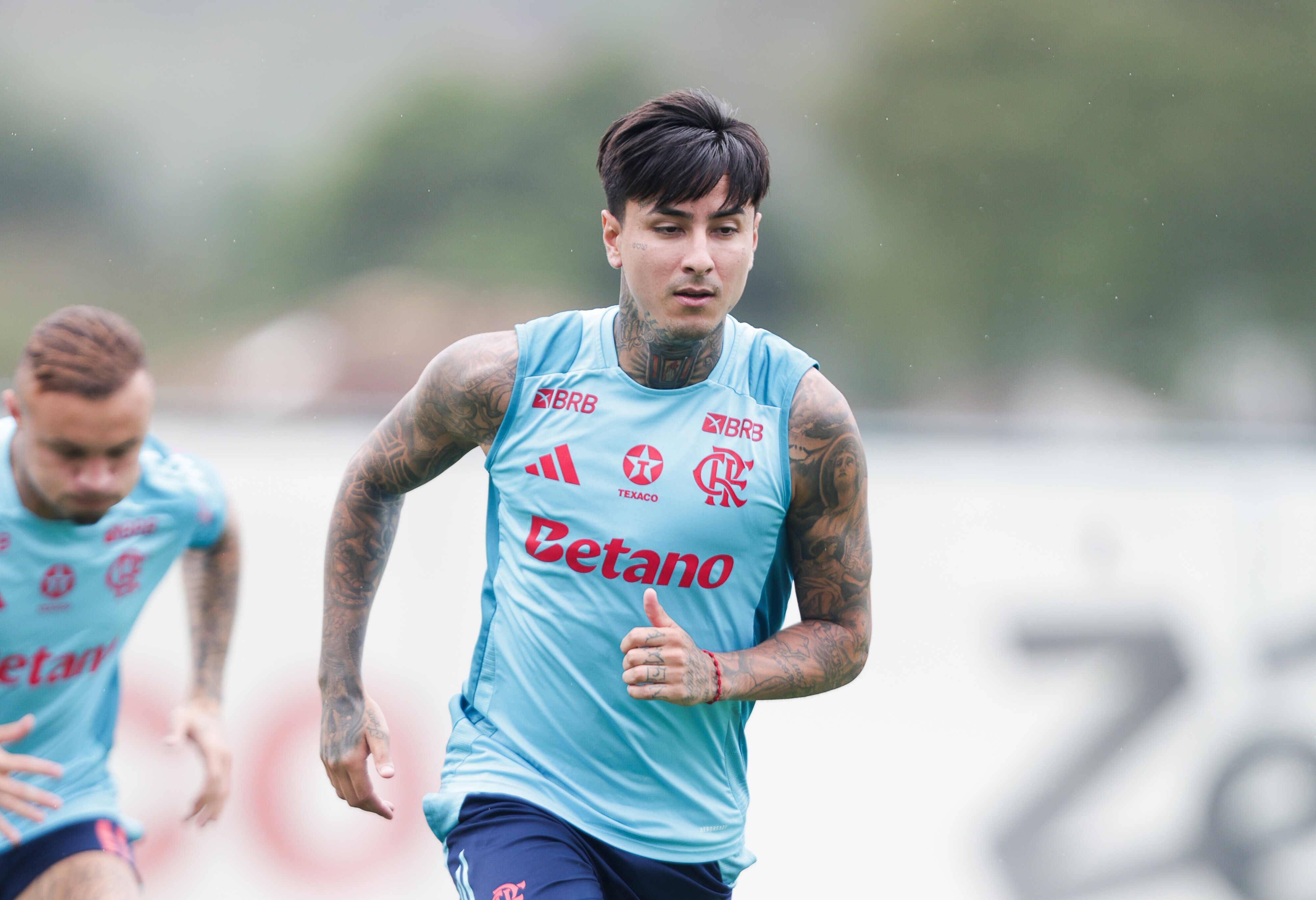 Retorno de Pulgar agita o meio-campo do Mengão: Filipe Luís estuda novas táticas