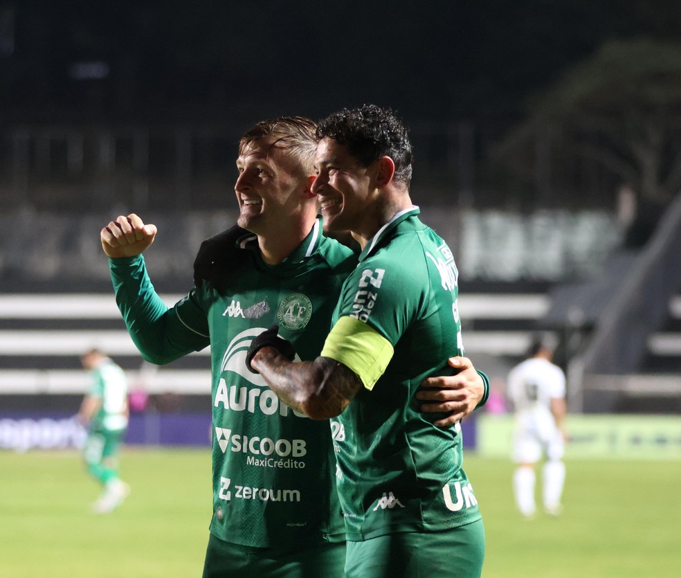 Giovanni Augusto e Walter Clar comemoram vitória da Chapecoense — Foto: Rafael Bressan/ACF