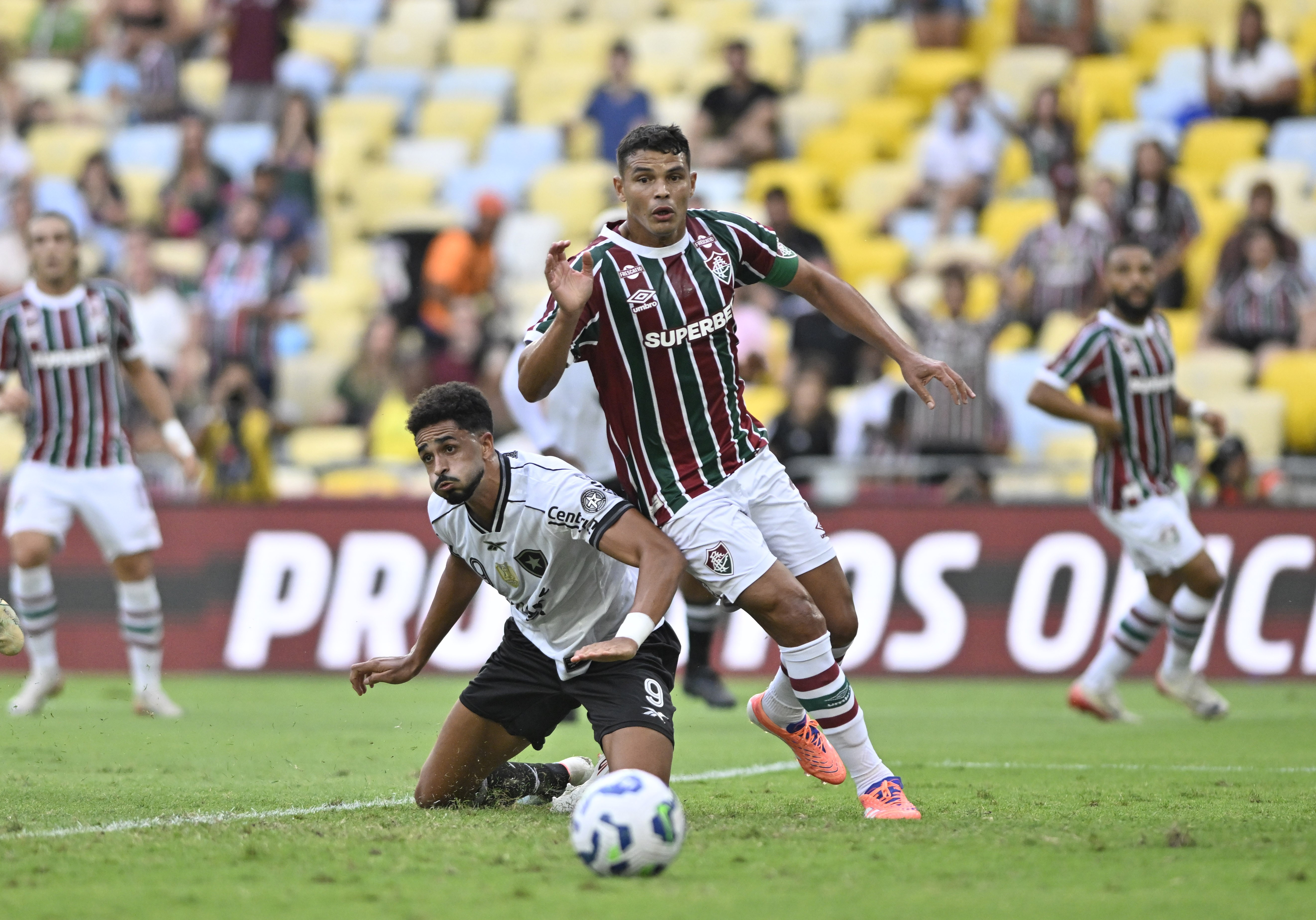 Thiago Silva, do Fluminense, passará por exames após ser substituído por precaução
