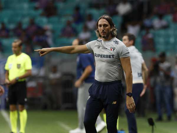 ZUBELDÍA PERDE A CALMA! Técnico do São Paulo explode em frustração durante vitória crucial!