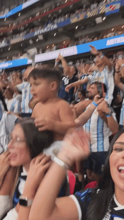Filhos de Enzo Fernández roubam a cena no estádio após vitória da Argentina; assista