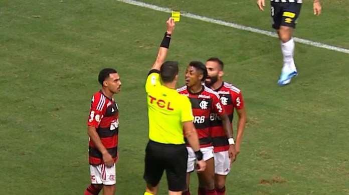 Veja o cartão amarelo suspeito de Bruno Henrique