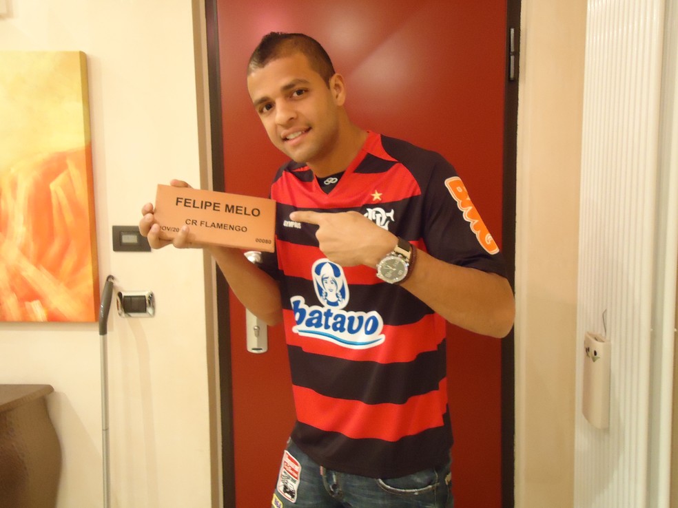 Felipe Melo com tijolinho em campanha de construção de estrutura do Ninho do Urubu do Flamengo em 2011 — Foto: Divulgação