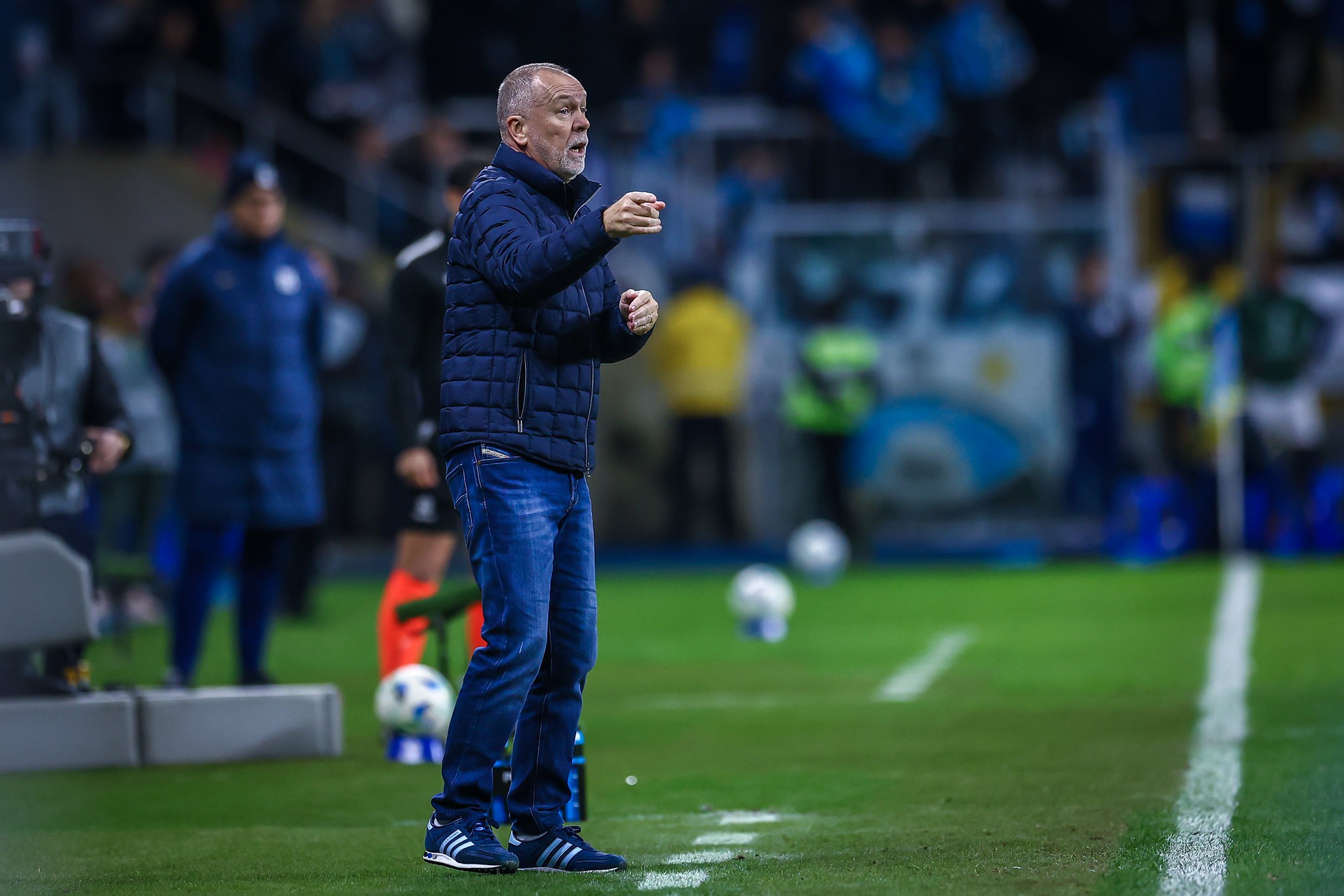 Presidente do Grêmio mantém confiança em Mano após evolução mesmo com eliminação.