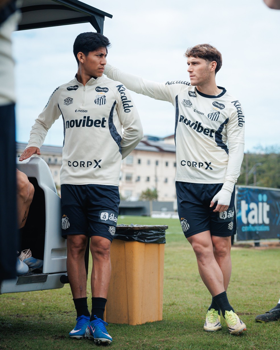 Miguelito e Rollheiser durante treino do Santos — Foto: Raul Baretta/ Santos FC