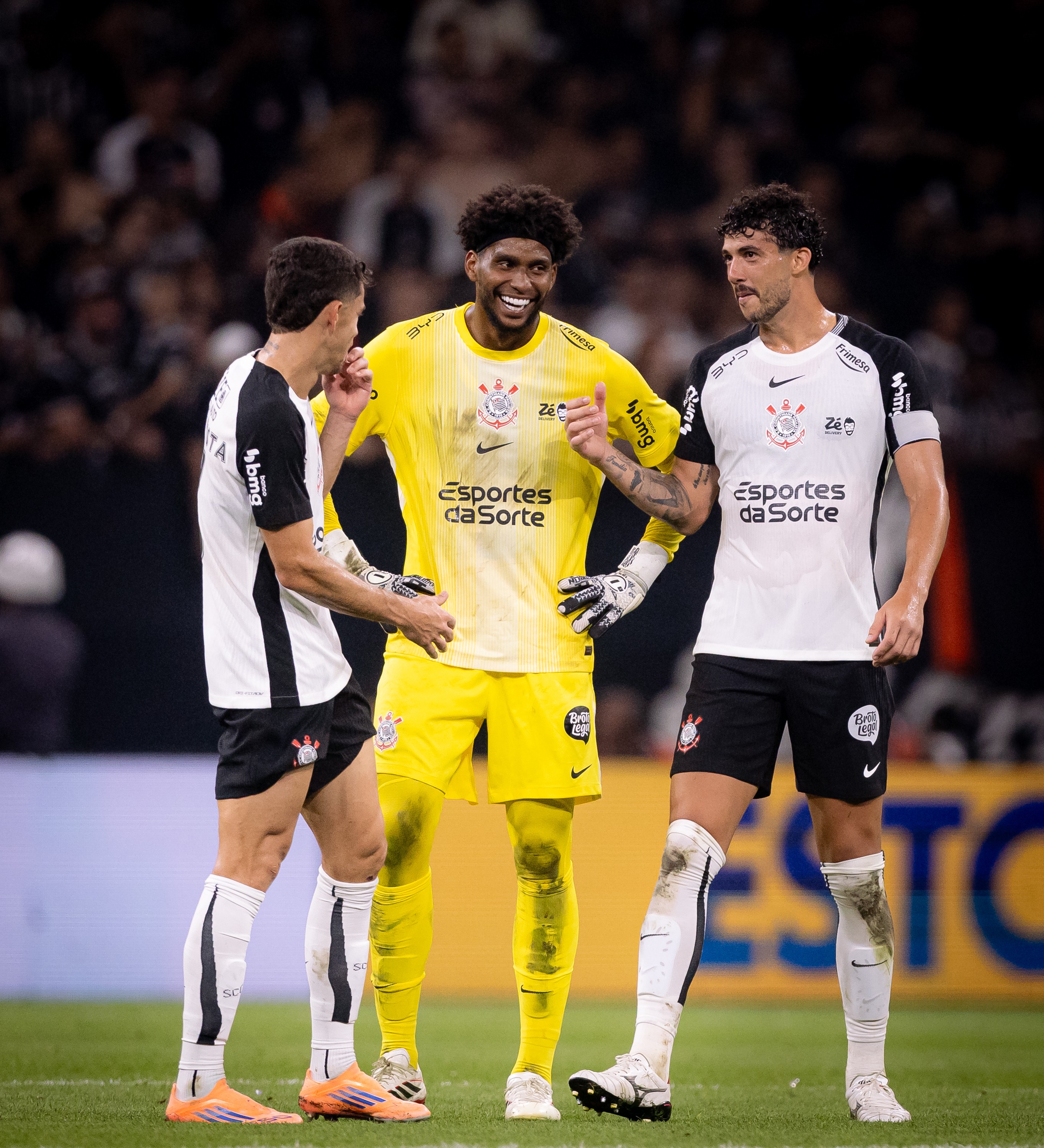 Corinthians intensifica treinos defensivos com retorno da dupla de zagueiros titular