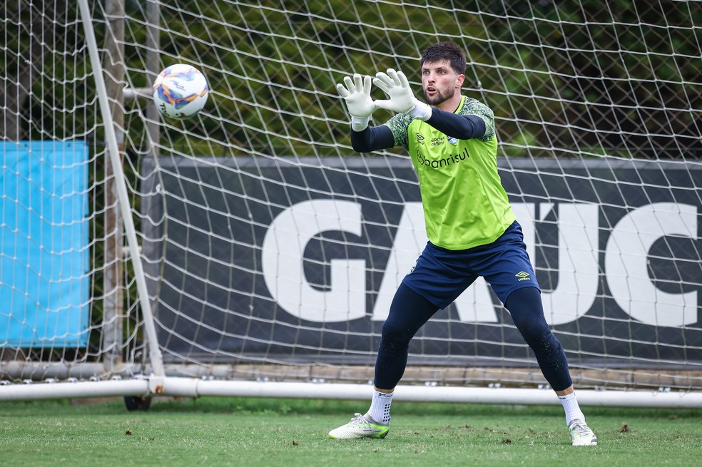 Tiago Volpi em treino do Grêmio — Foto: Lucas Uebel/Divulgação Grêmio