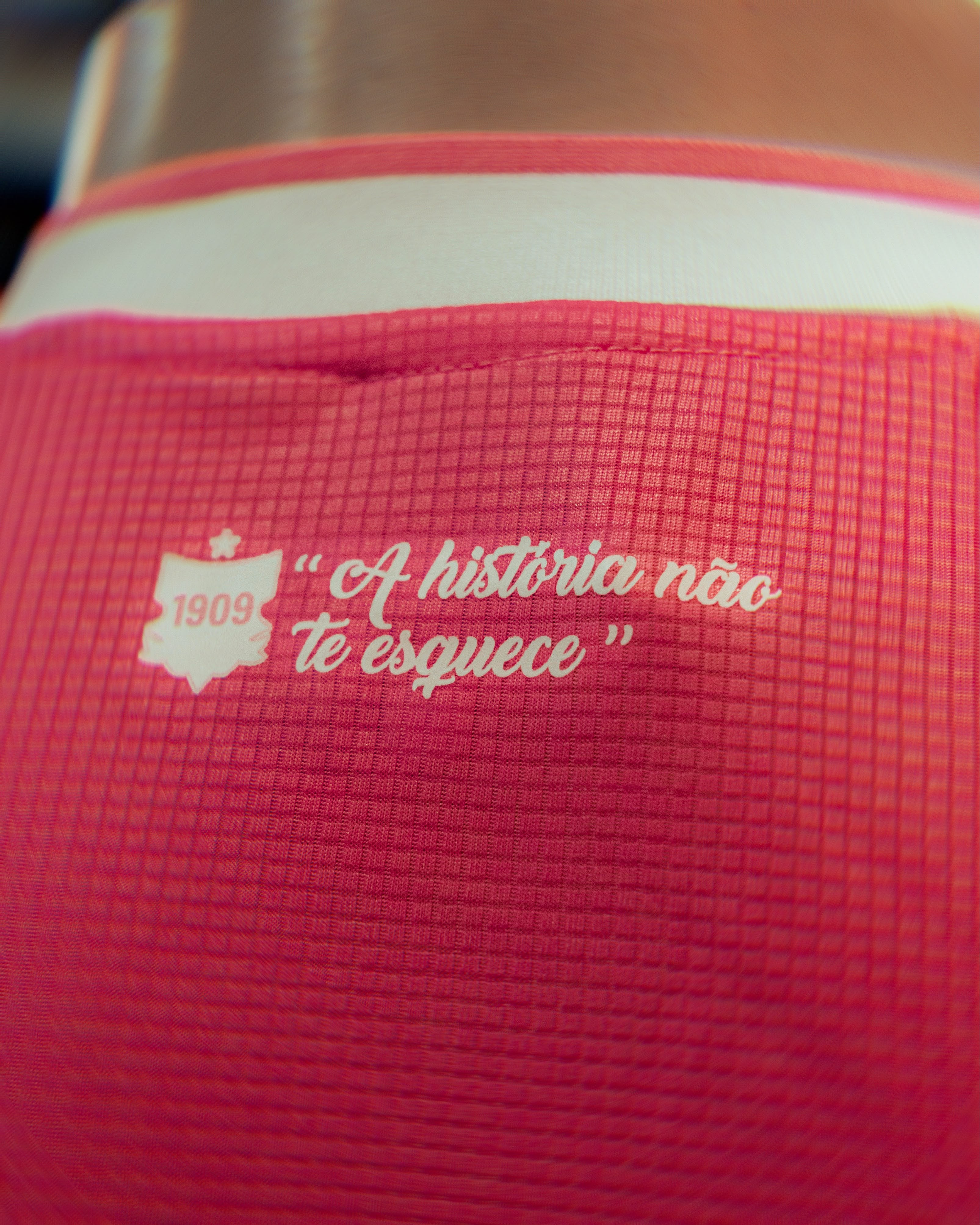 Paulista apresenta camisa especial para o Outubro Rosa; veja fotos