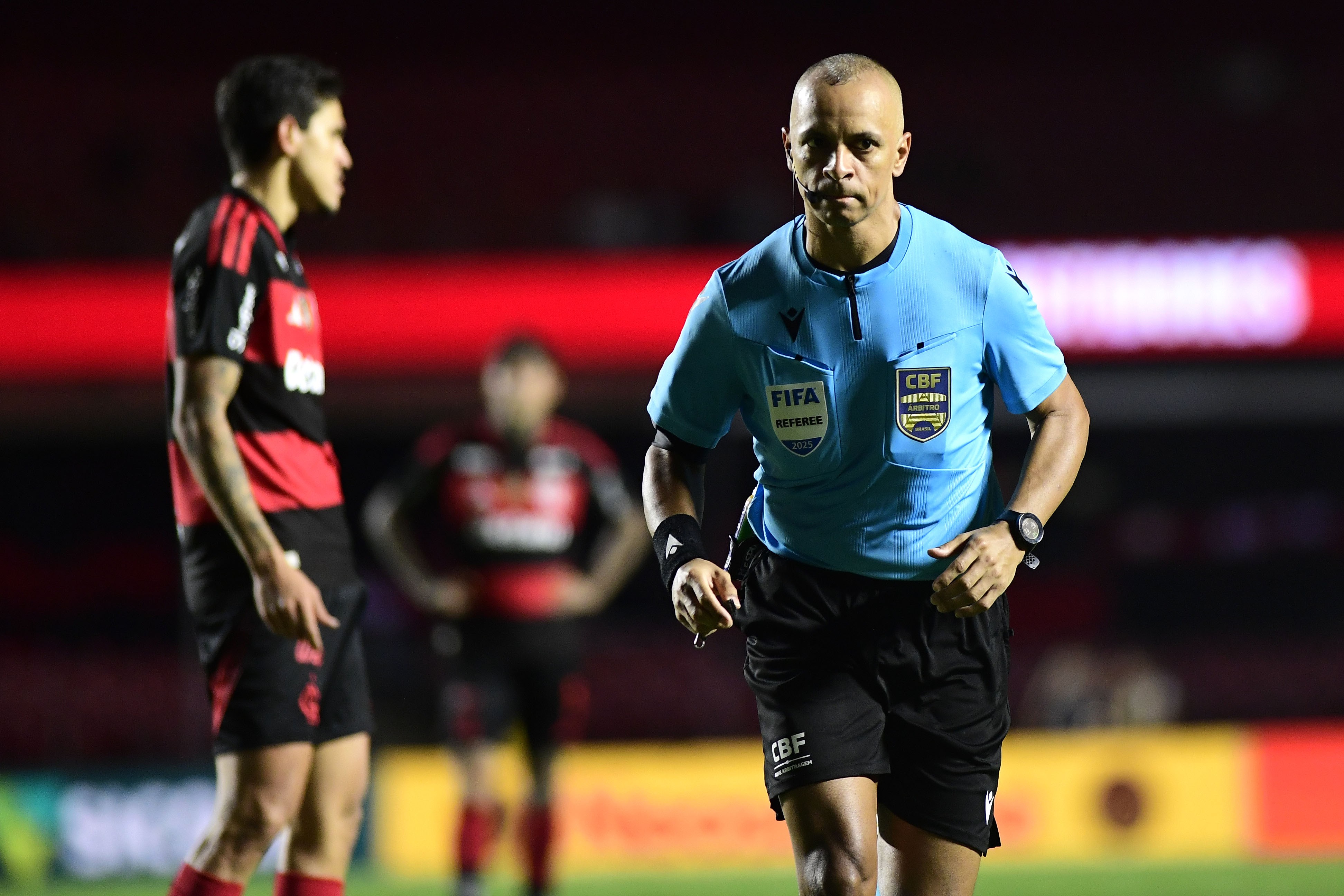 Flamengo roubado? CBF divulga áudio do VAR em lance polêmico de São Paulo x Flamengo