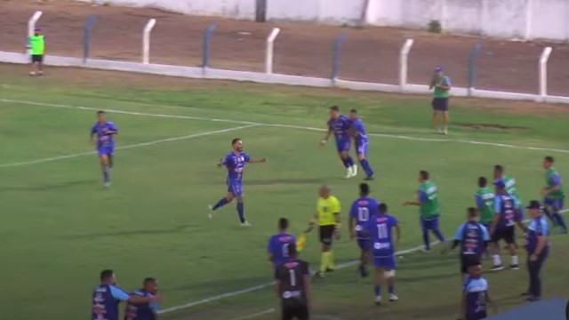 William Salvino comemora gol pelo Oeirense