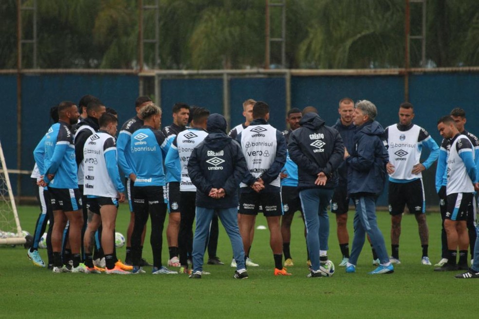 Renato conversa com o grupo do Grêmio — Foto: Gabriel Girardon