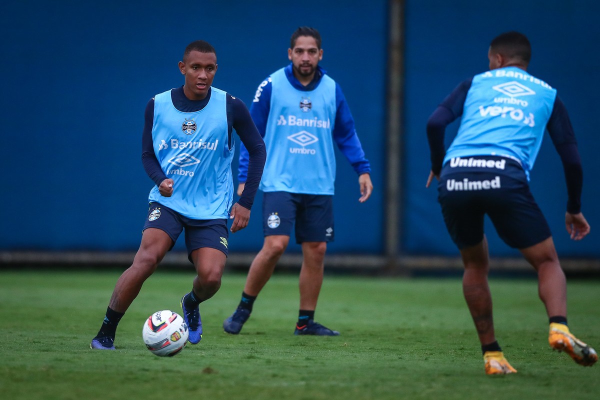 Com multa de R$ 650 milhões, Grêmio renova com atacante Wesley revelação da  base