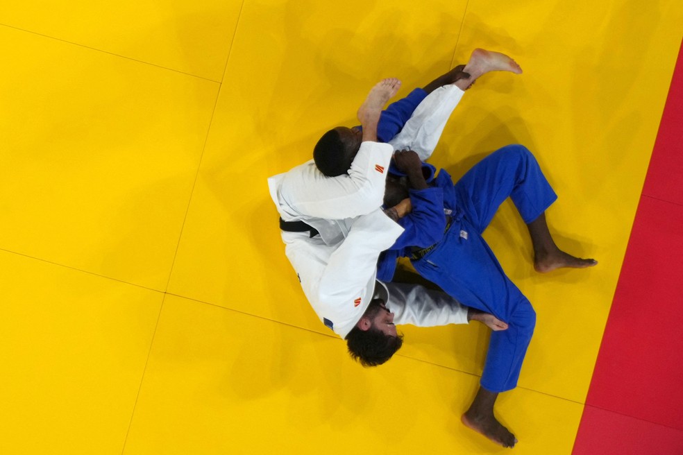 O momento da polêmica desclassificação de Rafael Macedo — Foto: REUTERS/Kim Kyung-Hoon
