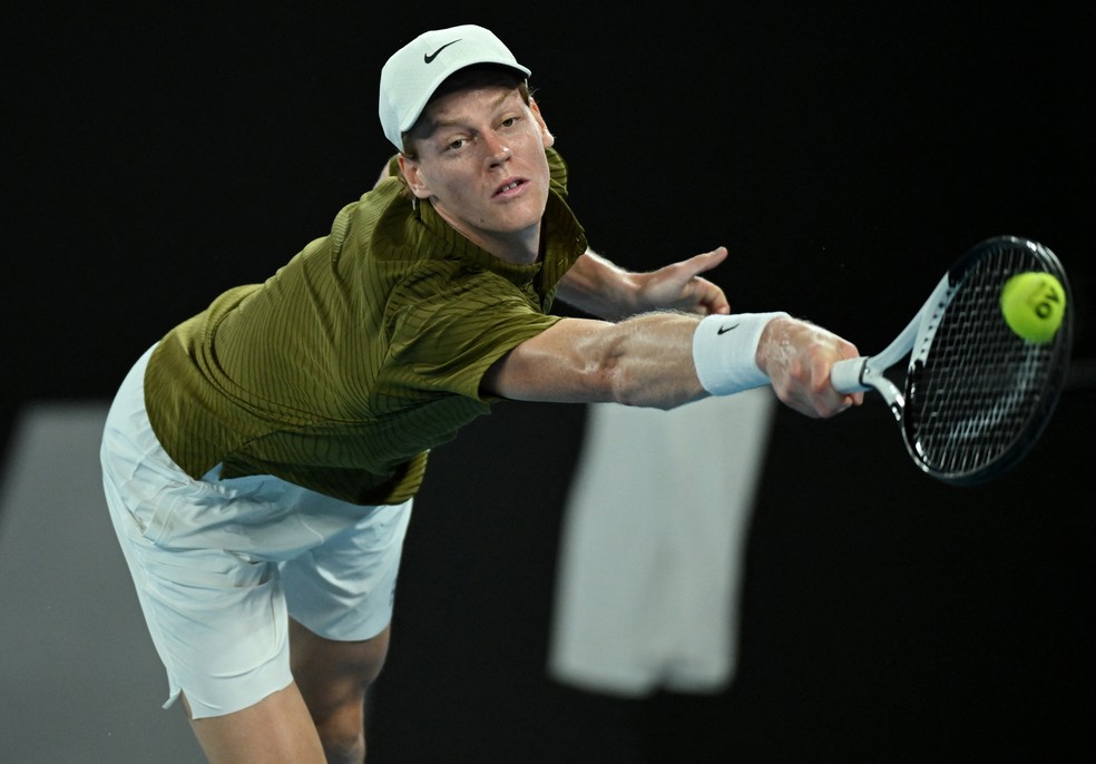 Jannik Sinner em ação durante a semifinal do Australian Open — Foto: Reuters