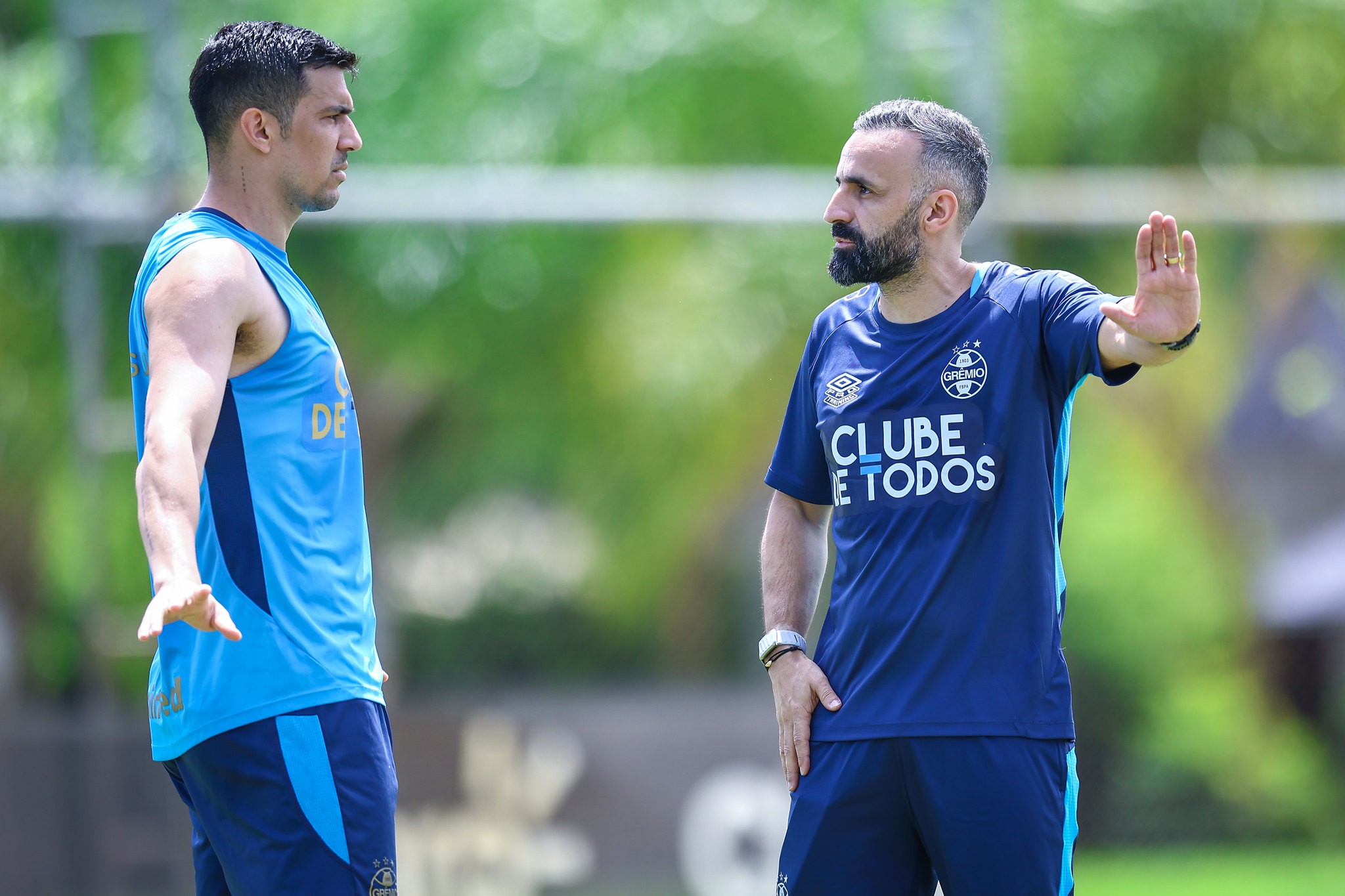 Zagueiro se recupera de lesão e retorna aos treinos no Grêmio