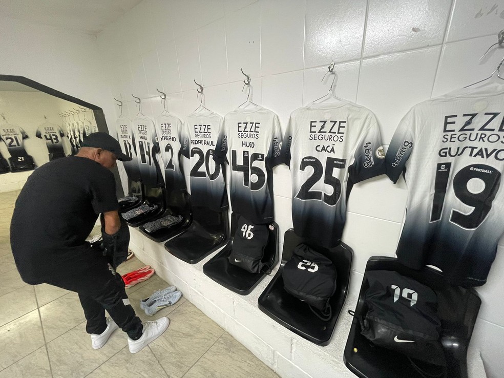 Funcionário arruma vestiário do Corinthians em jogo em Santa Catarina — Foto: Rodrigo Coca/Agência Corinthians