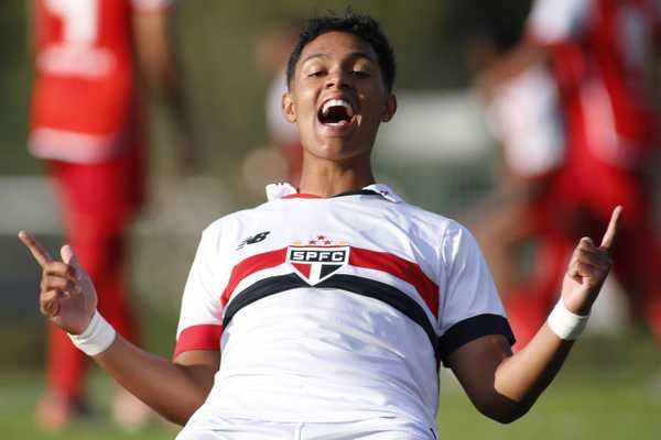 Ryan Francisco assume a artilharia ao marcar três gols na goleada do São Paulo.