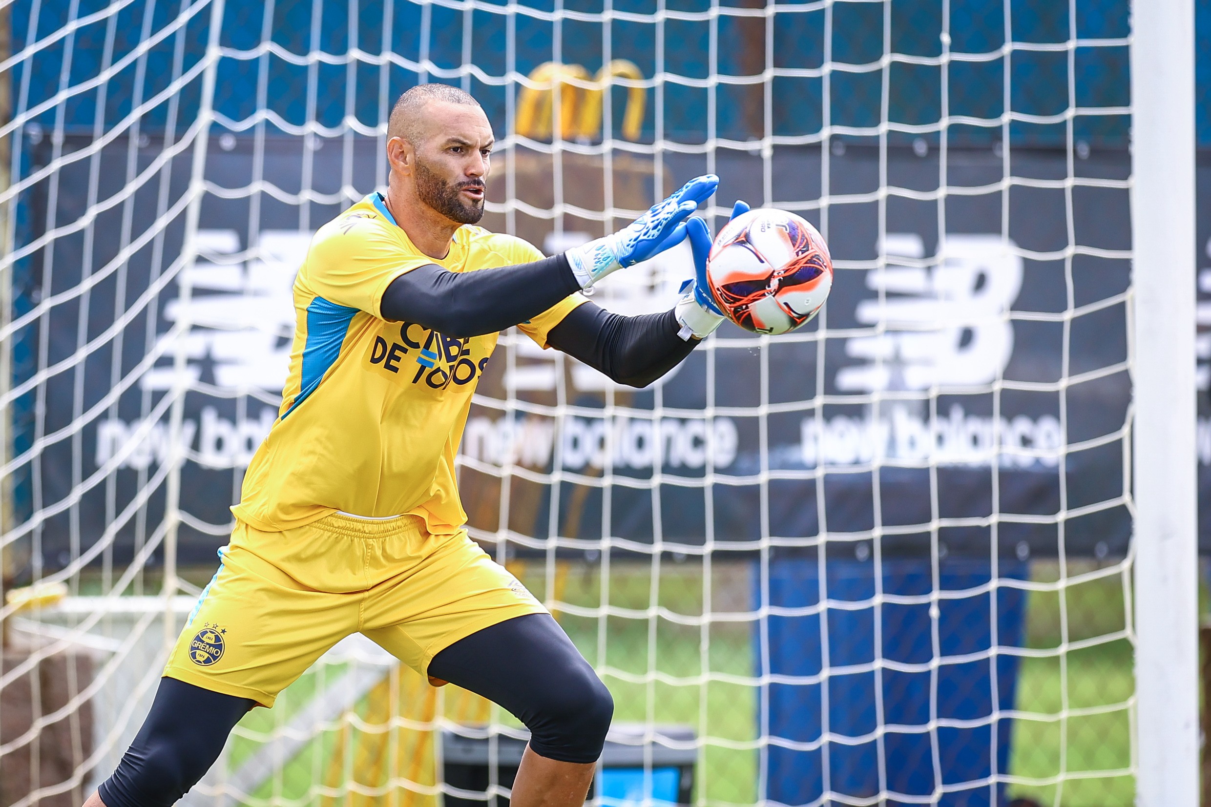 Sem jogar desde outubro, Weverton deve estrear pelo Grêmio antes do Gre-Nal