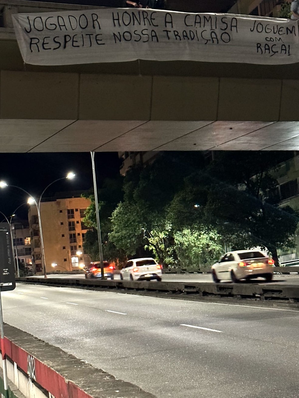 Faixa de protesto para os jogadores do Fluminense — Foto: Reprodução