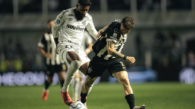 Rodinei disputa bola com Bernard em Santos x Atlético-MG pela Sul-Americana