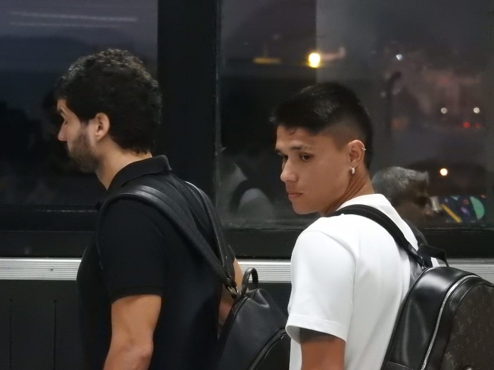 Luiz Araújo na chegada ao Rio de Janeiro — Foto: Fred Gomes