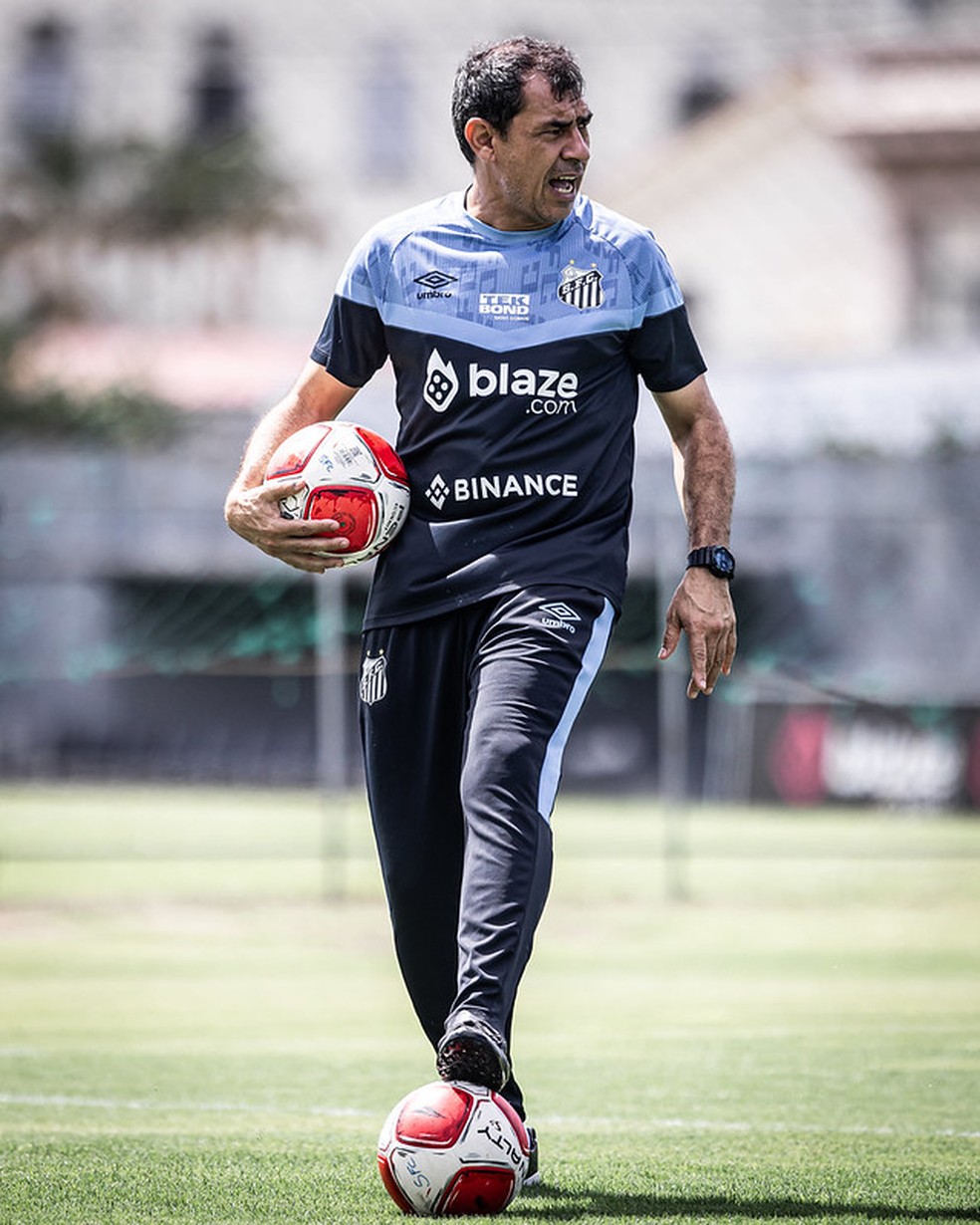 Fábio Carille durante treino do Santos — Foto: Raul Baretta/ Santos FC
