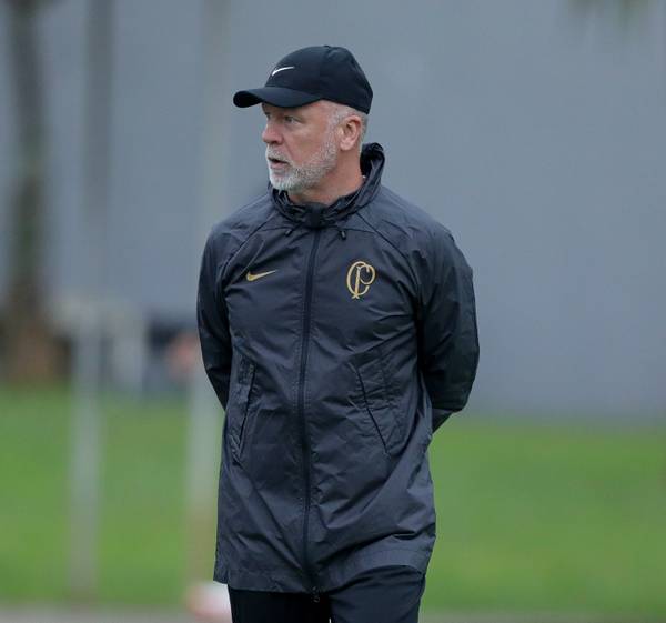 Vagas, evolução e definições: os desafios de Mano na reta final do Brasileirão e os planos para 2024