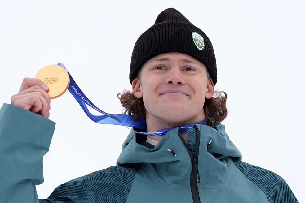 Lucas Pinheiro emocionado com a medalha de ouro nas Olimpíadas de Inverno Milão-Cortina 2026 — Foto: Agence Zoom/Agence Zoom/Getty Images