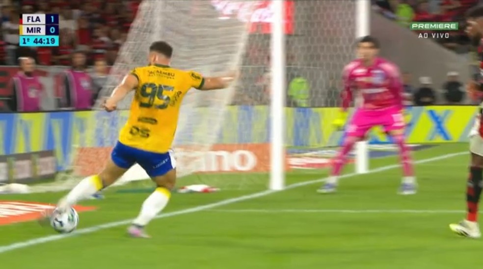 Bola no saiu totalmente em cruzamento de Edson Carioca para Chico da Costa em Flamengo x Mirassol  Foto: Reproduo / Premiere