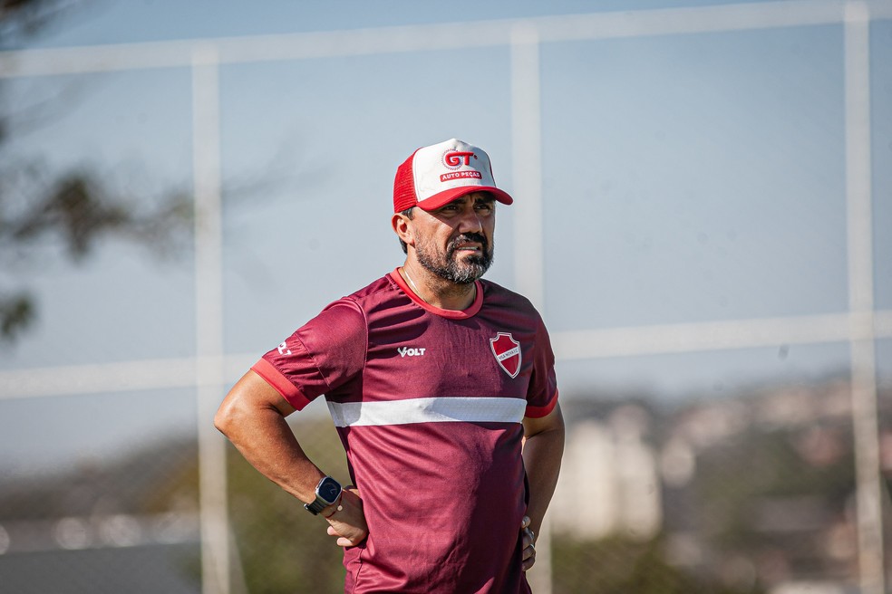 Luizinho Lopes não é mais técnico do Vila Nova — Foto: Roberto Corrêa / Vila Nova F.C.