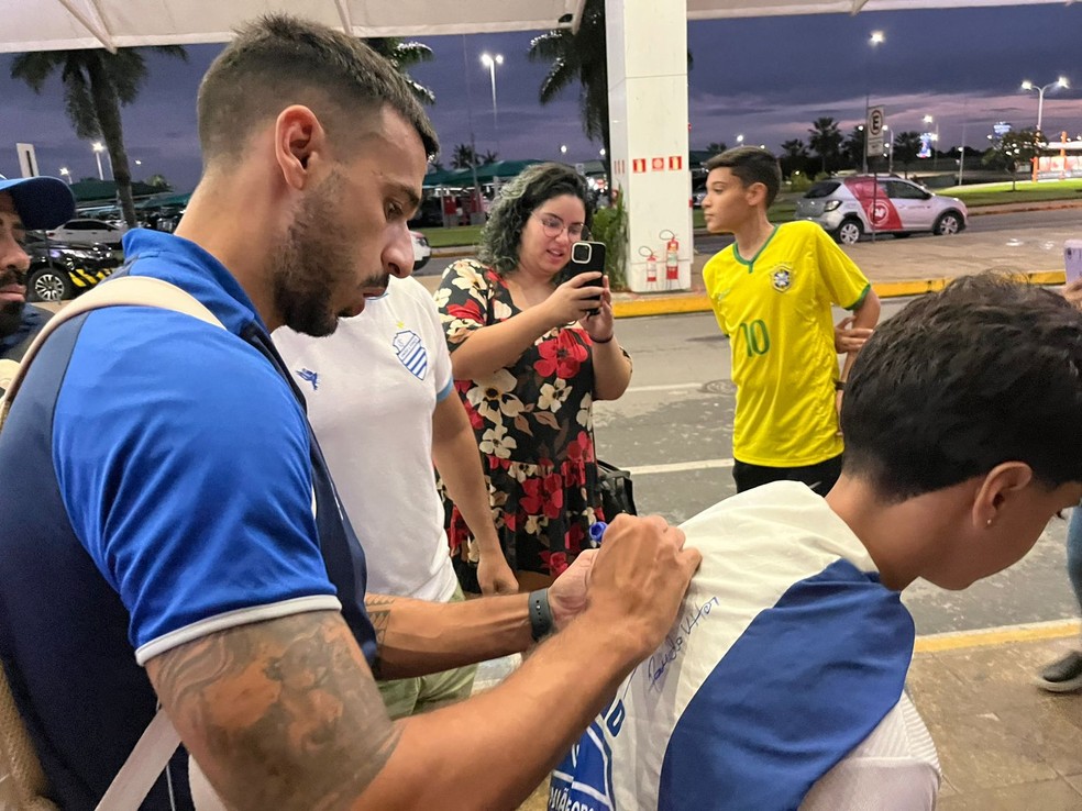 Camacho recebe carinho da torcida na chegada do CSA após classificação na Copa do Brasil — Foto: Denison Roma/Ge