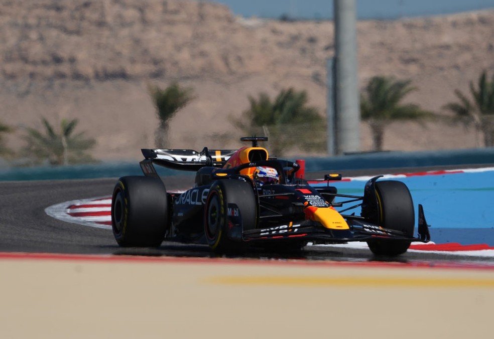 Max Verstappen nos testes de pré-temporada da F1 em 2024, no Circuito de Sakhir em Bahrein — Foto: Hasan Bratic/picture alliance via Getty Images