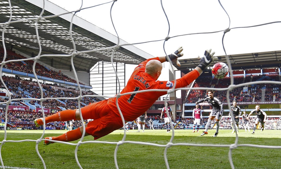 Alexandre Pato marca de pênalti um dos gols do Chelsea — Foto: Reuters