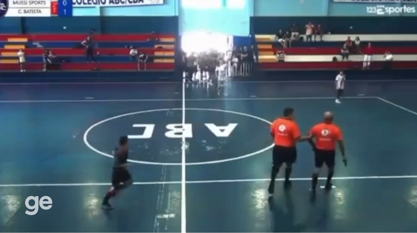 Árbitro saca arma de fogo durante jogo de futsal sub-12 em Campo Grande; veja vídeo