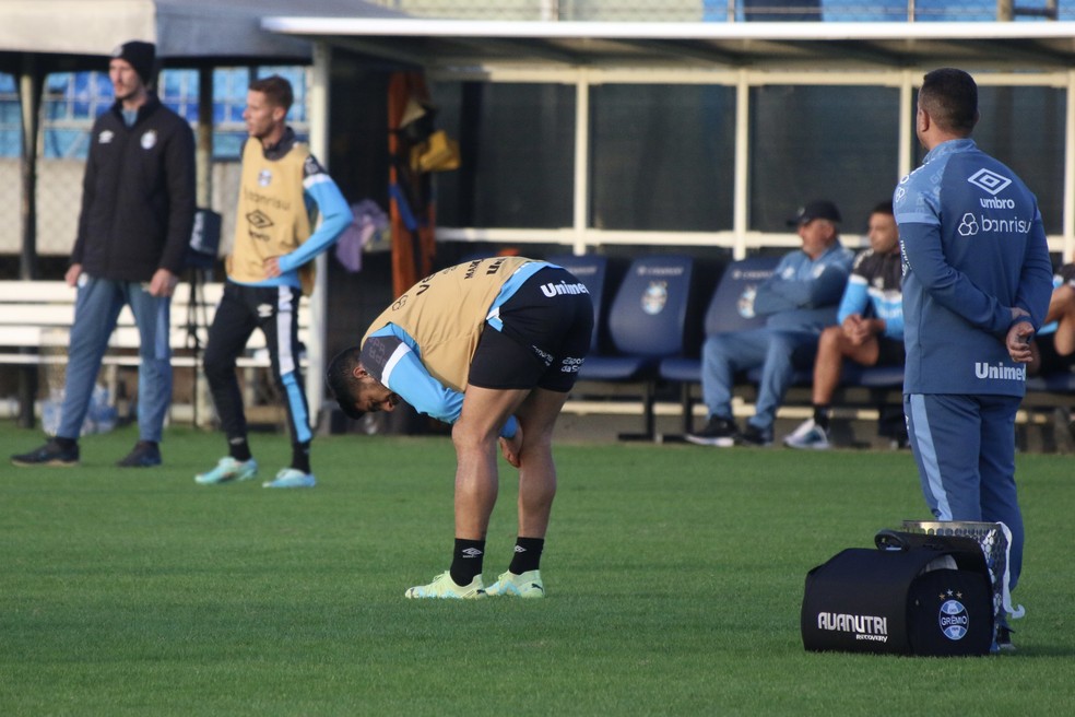 Suárez coloca a mão no joelho direito em treino do Grêmio — Foto: Gabriel Girardon