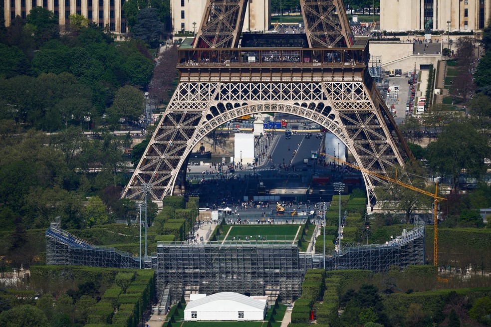 Arena do vôlei de praia está sendo construída embaixo da Torre Eiffel para Paris 2024 — Foto: REUTERS/Sarah Meyssonnier