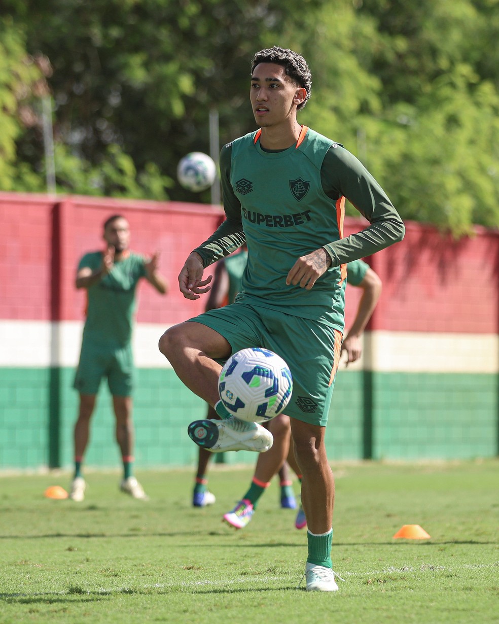 Isaque em treino do Fluminense nesta quinta-feira &mdash; Foto: Marcelo Gon&ccedil;alves/FFC