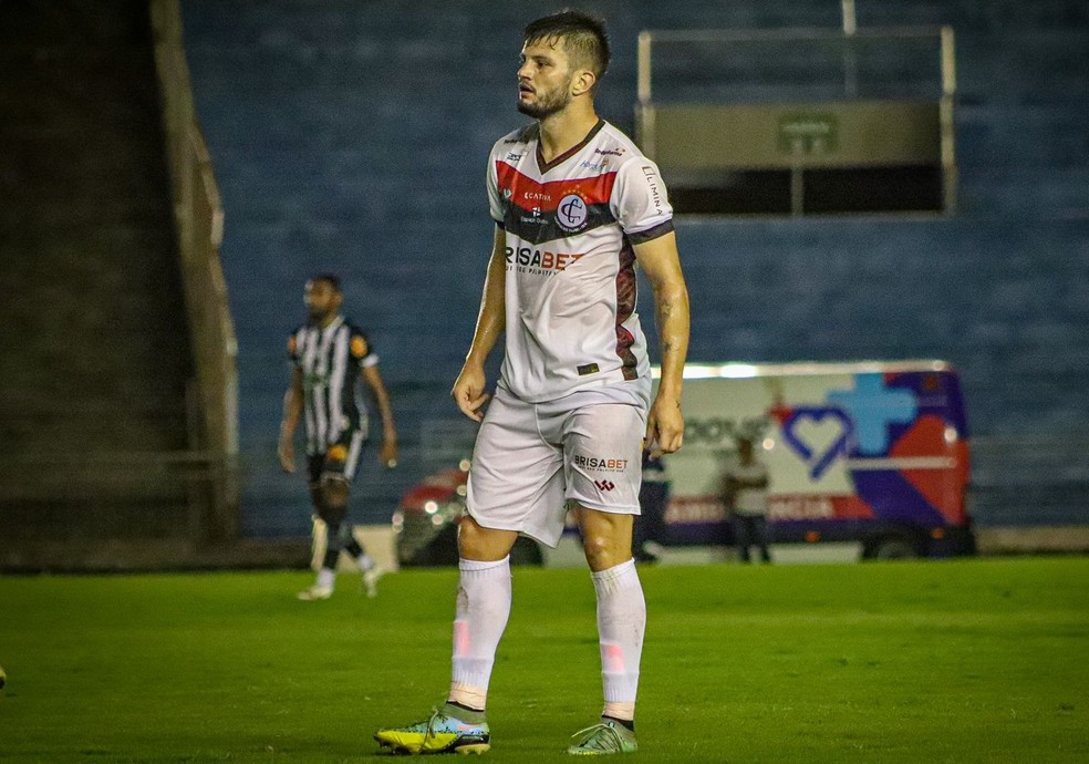 Matheus Lagoa em campo pelo Campinense — Foto: Samy Oliveira / Campinense