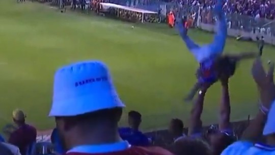Pai viraliza com filha 'voando' em goleada do Fortaleza: "Gosta dessas aventuras" - Tricolor venceu o Juventude por 5 a 0, no PV