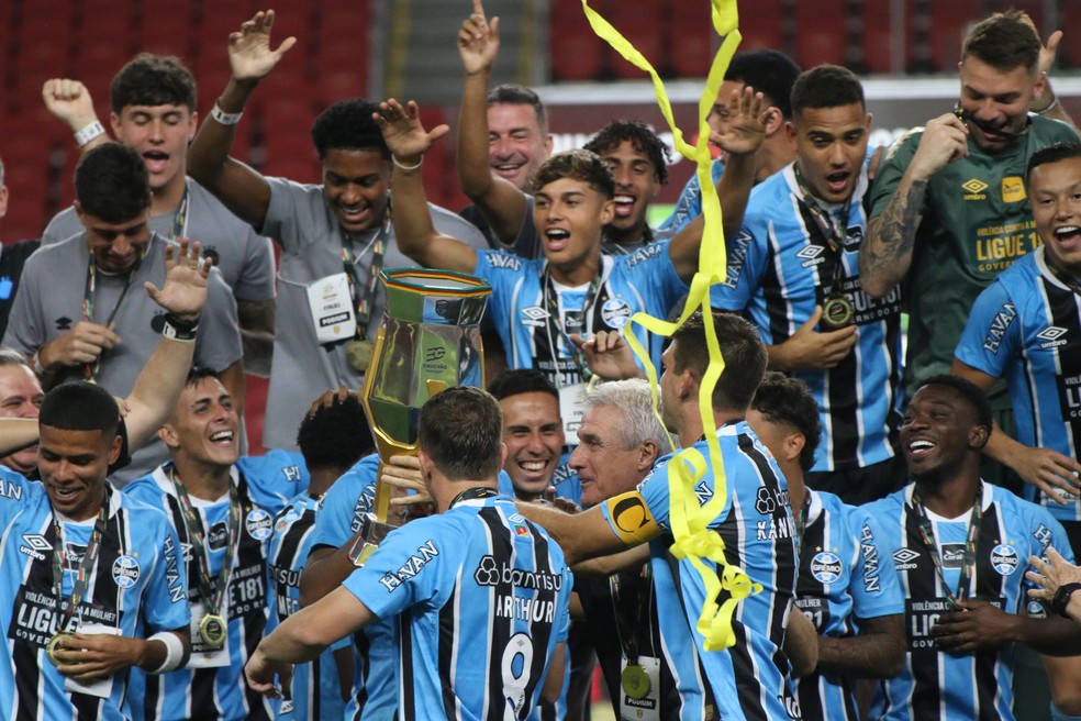 Luís Castro festeja o título de campeão gaúcho com os jogadores do Grêmio — Foto: Rafael Favero / ge.globo