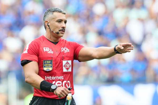 Cruzeiro x Atlético-MG: árbitro menciona ofensa de Mattos e copos arremessados pela torcida