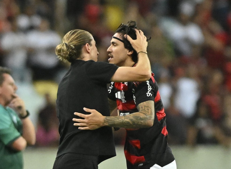 Filipe Lus e Pedro em comemorao em jogo do Flamengo  Foto: Andr Duro