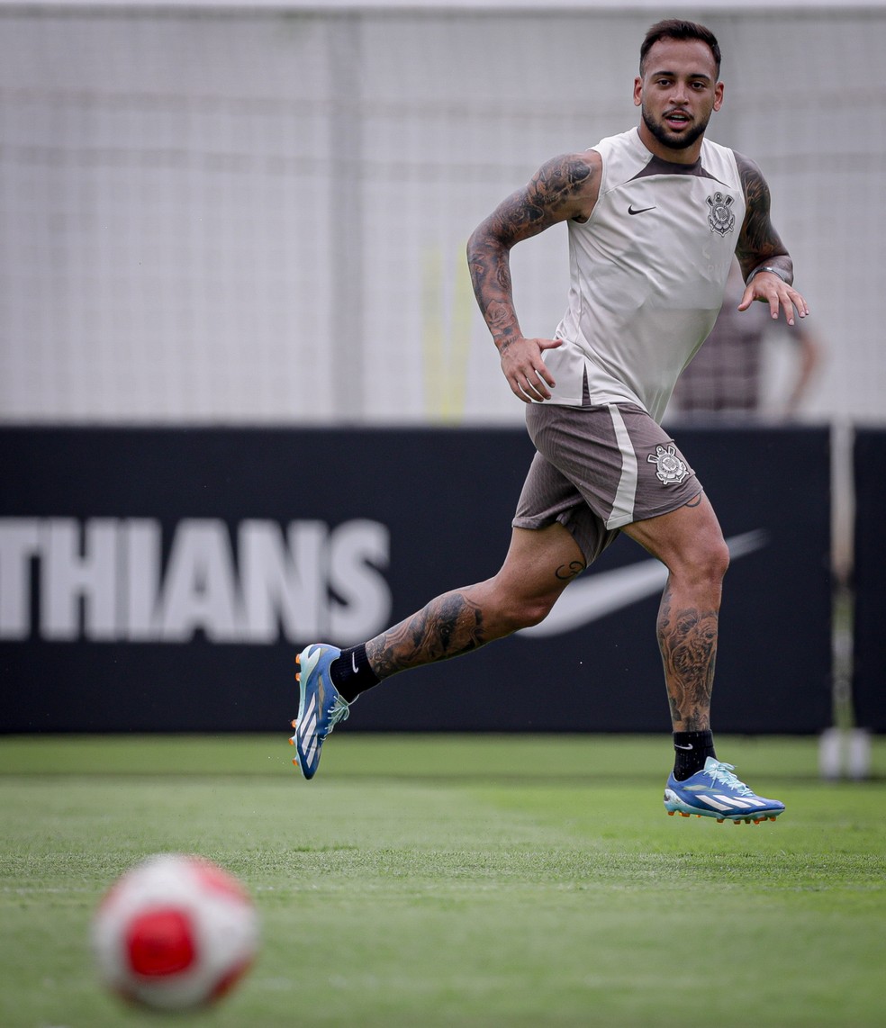 Maycon em treino no Corinthians em 2024