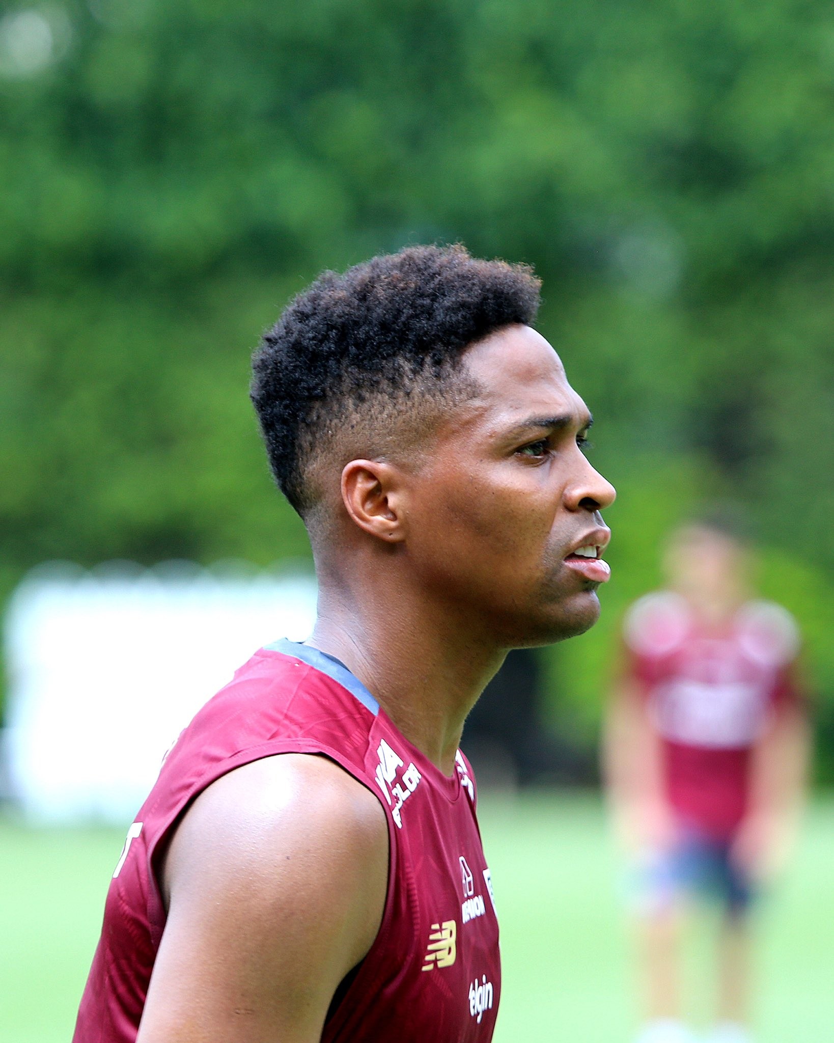 BRIGA PELA VAGA! Wendell chega para ser dono da posição mas Enzo Diaz faz jogo duro; escolha de Zubeldía