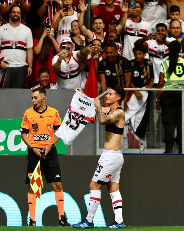 Nova camisa 55: James retorna com sorte ao São Paulo em 2024.
