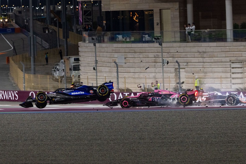 Franco Colapinto e Esteban Ocon batem no GP do Catar da F1 2024 — Foto: Kym Illman/Getty Images